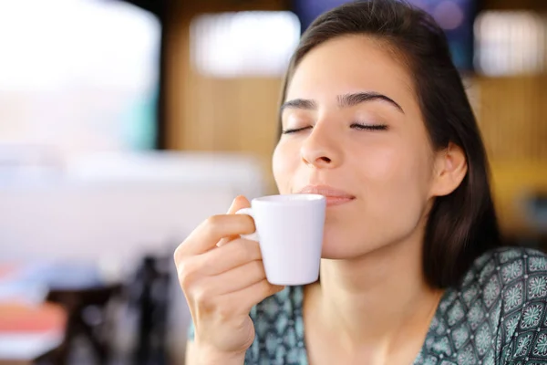 Ontspannen Vrouw Ruikt Koffiebeker Een Restaurant — Stockfoto