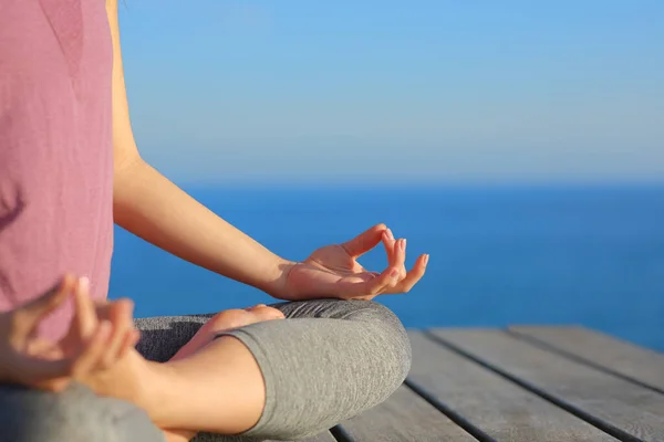 Gros Plan Des Mains Yogi Faisant Exercice Yoga Sur Plage — Photo