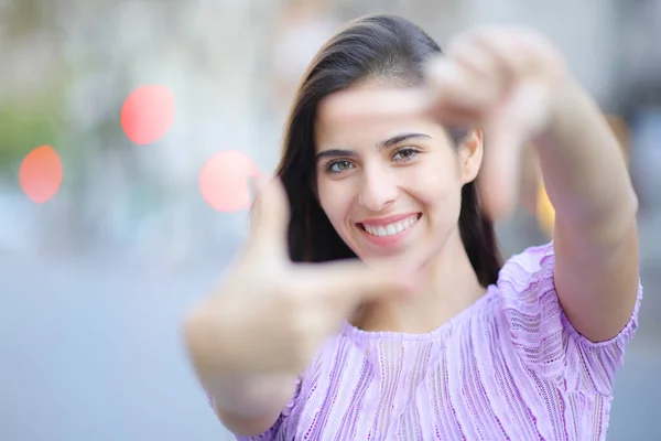 Front View Portrait Happy Woman Framing Hands Looking You Street — Stock Photo, Image