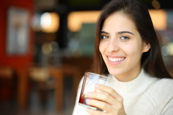 Mulher Feliz Segurando Vidro Refrigerante Bar Olhando Para Você — Fotografia de Stock