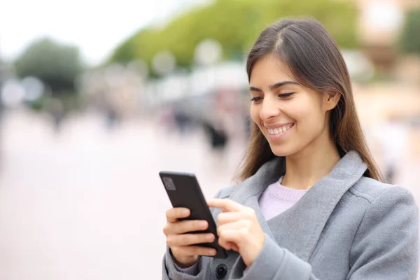 Mulher Feliz Usando Telefone Celular Inverno Rua — Fotografia de Stock