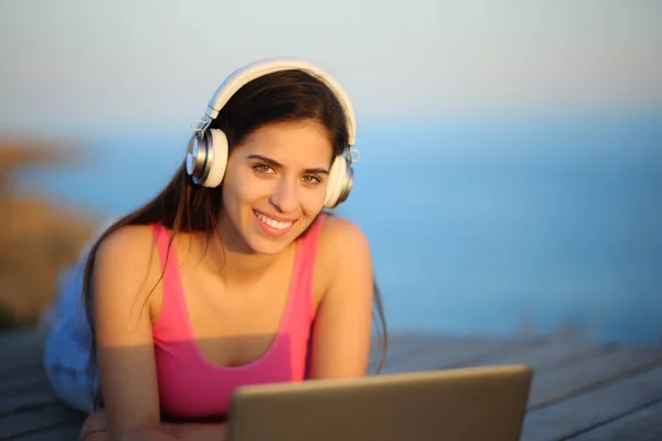 Happy Woman Headphone Laptop Posing Looking Camera Beach — Stock Photo, Image