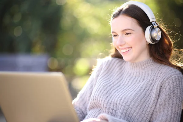Šťastná Žena Poslouchá Sleduje Obsah Notebooku Sedí Parku Sluchátkem — Stock fotografie