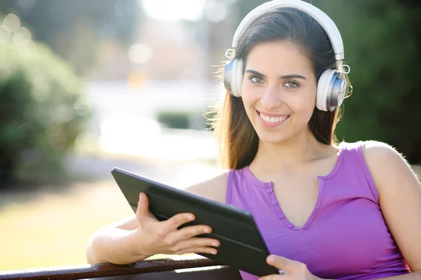 Happy Woman Headphone Tablet Looks You Sititng Park — Stock Photo, Image