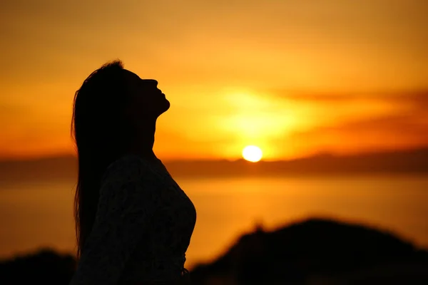 Вид Сбоку Портрет Силуэта Женщины Дышащей Закате Восходе Солнца Пляже — стоковое фото