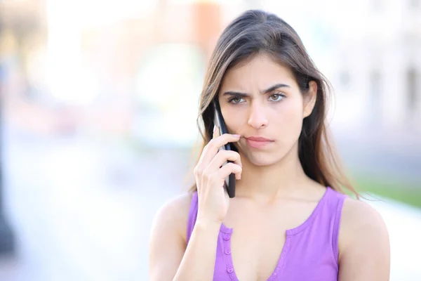 Suspicious Woman Attending Phone Call Street — Stock Photo, Image