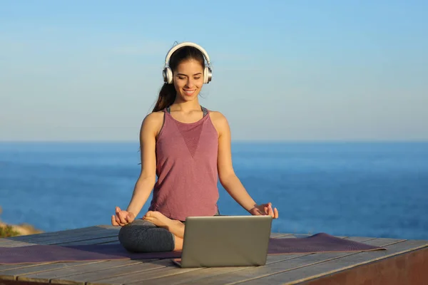 Yogi Gör Yoga Titta Video Tutorial Nätet Laptop Stranden — Stockfoto