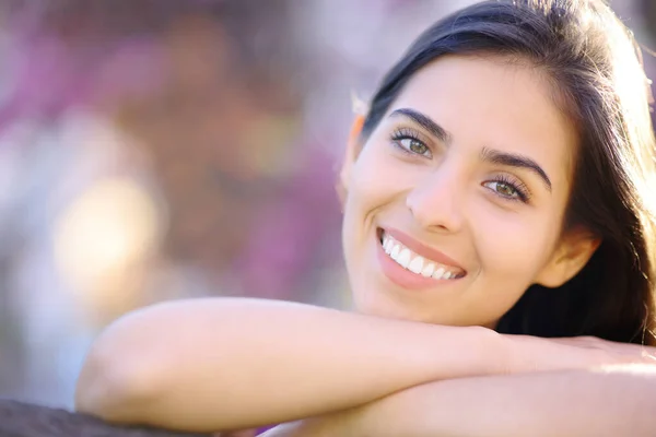 公園であなたを笑顔完璧な白い歯を持つ美しい女性の正面図 — ストック写真