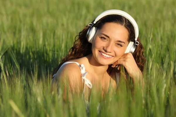 Happy Woman Green Field Looks You Heaphone — Stock Photo, Image