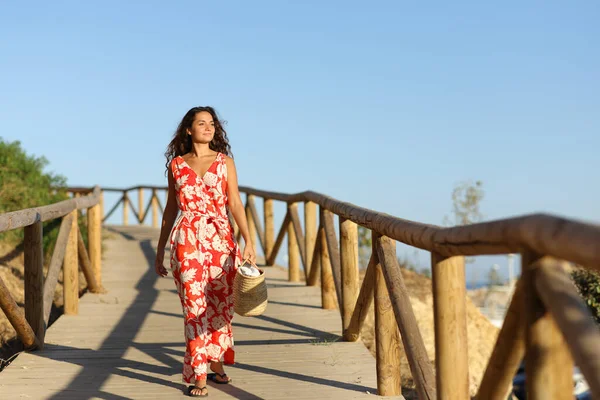 Vista Frontal Retrato Cuerpo Completo Una Mujer Feliz Rojo Caminando —  Fotos de Stock