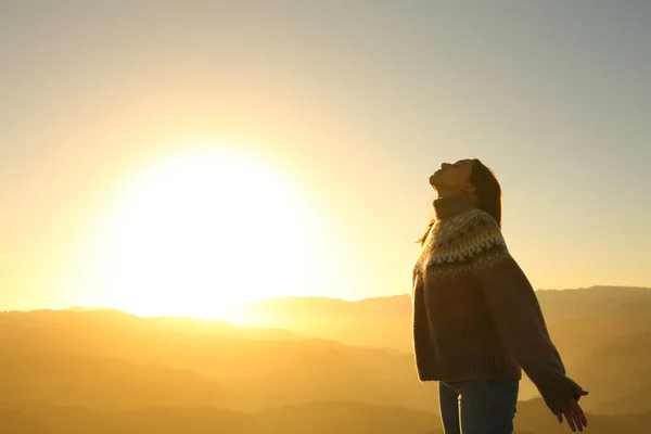 Портрет Розслабленої Жінки Яка Дихає Свіжим Повітрям Заході Сонця Горі — стокове фото