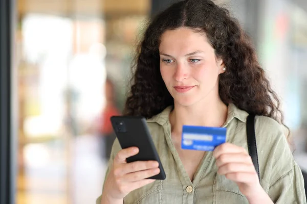 거리에서 신용카드로 온라인 구매를 여성들 — 스톡 사진