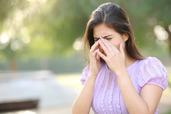 公園で夏に目を掻くアレルギーの女性 — ストック写真