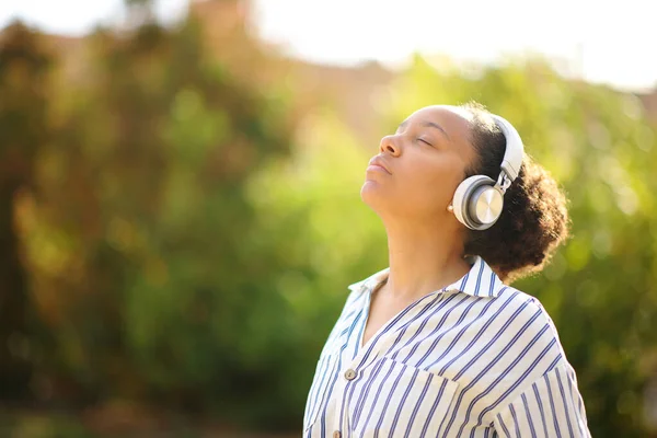 Siyah Kadın Parkta Kulaklık Takarak Meditasyon Yapıyor — Stok fotoğraf