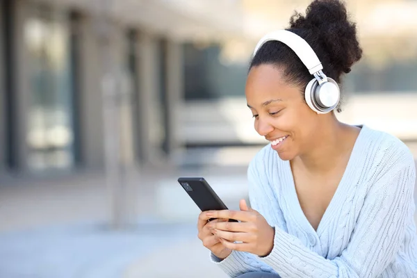 Mujer Negra Feliz Escuchando Música Con Auriculares Calle Usando Teléfono —  Fotos de Stock