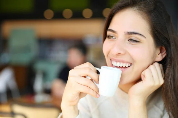 Kahve Içen Restoran Içinde Gülen Mutlu Bir Kadın — Stok fotoğraf