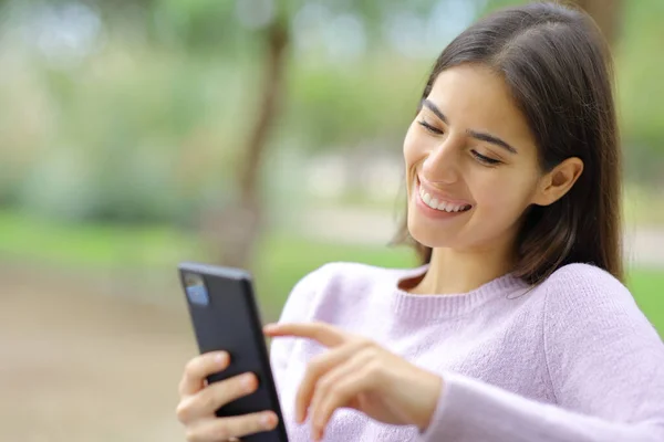 Mulher Feliz Está Usando Telefone Celular Sentado Parque — Fotografia de Stock