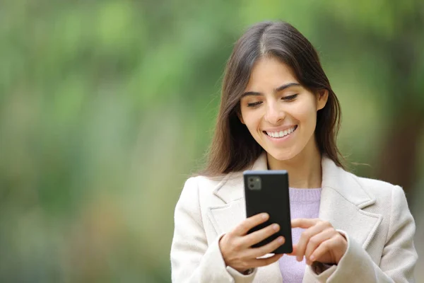Retrato Vista Frontal Uma Mulher Feliz Andando Usando Telefone Celular — Fotografia de Stock
