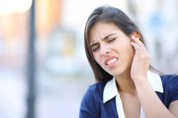 Stresli Kadın Sokakta Kulak Ağrısından Şikayetçi — Stok fotoğraf