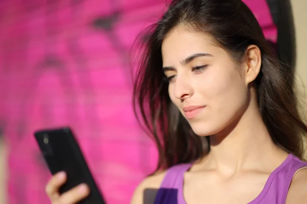 Mulher Bonita Verificando Telefone Inclinado Uma Parede Violeta — Fotografia de Stock