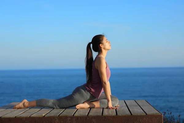 Profil För Kvinna Som Gör Yogaövningar Stranden — Stockfoto