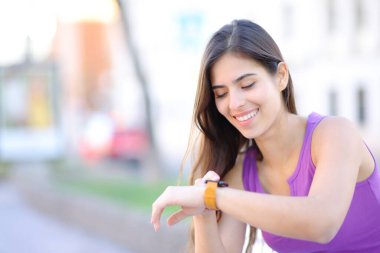 Sokaktaki bankta oturan akıllı kadını kullanan mutlu bir kadın.