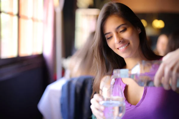 Mujer Feliz Llenando Vaso Con Agua Interior Restaurante — Foto de Stock