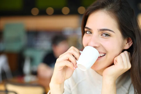 Mulher Feliz Bebendo Café Bar Olha Para Você Sorrindo — Fotografia de Stock