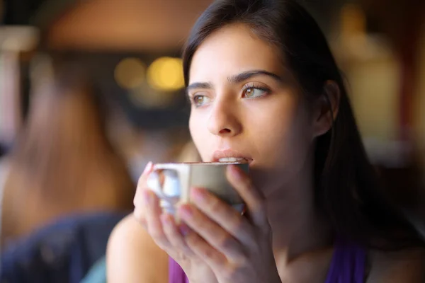 Mujer Pensativa Tomando Café Mirando Hacia Otro Lado Restaurante — Foto de Stock