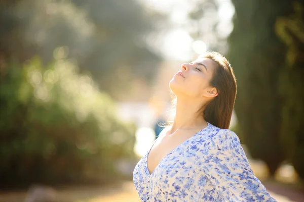 一人で立って公園で新鮮な空気を呼吸する女性 — ストック写真