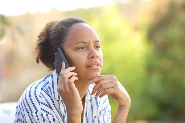 Suspicious Black Woman Calling Phone Park — Stock Photo, Image