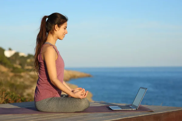 Yogi Apprendre Yoga Regarder Tutoriel Vidéo Sur Ordinateur Portable Sur — Photo