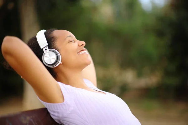 Profil Czarnej Kobiety Noszącej Słuchawki Relaksujące Słuchanie Muzyki Parku — Zdjęcie stockowe