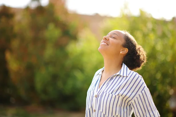 Ευτυχισμένη Μαύρη Γυναίκα Αναπνέει Καθαρό Αέρα Στέκεται Ένα Πάρκο — Φωτογραφία Αρχείου