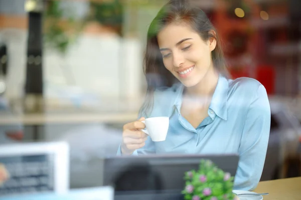 Happy Woman Drinking Coffee Bar Using Tablet — Stock Photo, Image