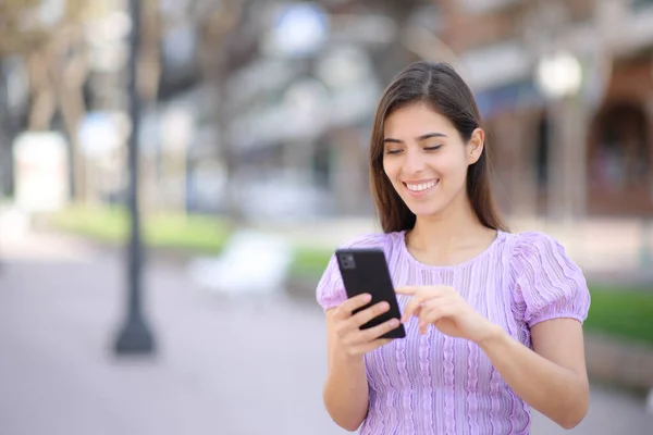 Pessoa Feliz Usando Telefone Celular Andando Rua — Fotografia de Stock