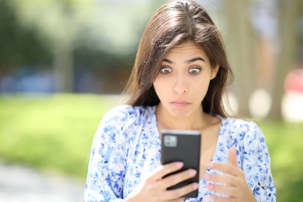 Вид Спереди Растерянной Женщины Проверяющей Телефон Улице — стоковое фото