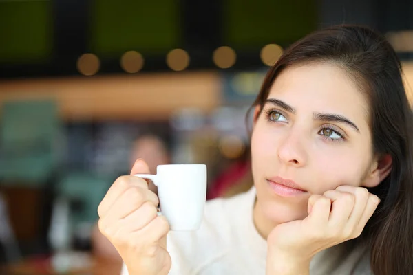 Pensieve Serieuze Vrouw Met Koffiebeker Een Bar Interieur — Stockfoto
