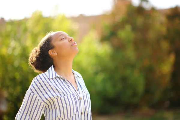 Черная Женщина Дышит Свежим Воздухом Стоя Одна Парке — стоковое фото