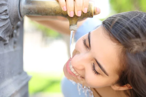 Mujer Feliz Bebiendo Agua Fuente Pública Calle — Foto de Stock