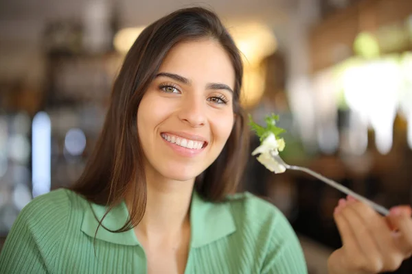 Šťastná Žena Drží Vidličku Salátem Restauraci Při Pohledu Kamery — Stock fotografie