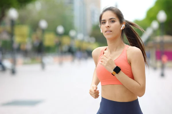 Runner Running Wearing Earbud Smartwatch Listening Music Street — Stock Photo, Image