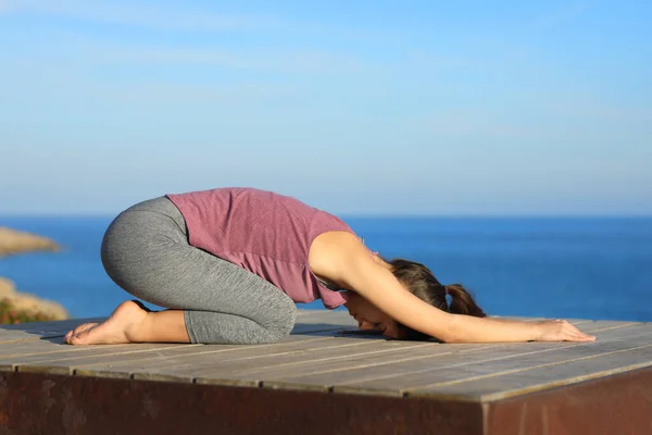 Profil Une Femme Faisant Yoga Sur Plage — Photo