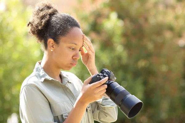 Worried Black Photographer Checking Camera Content Park — Stock Photo, Image