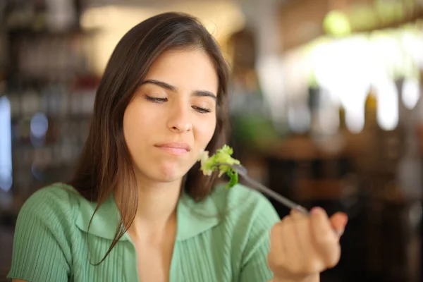 Mujer Asquerosa Comiendo Lechuga Sentada Restaurante — Foto de Stock