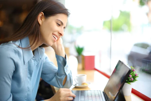 Happy Woman Coffee Shop Interior Using Digital Tablet — Stock Photo, Image