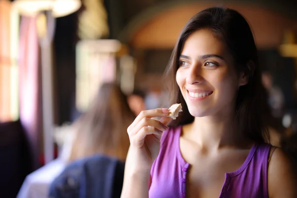 Mulher Feliz Comer Pouco Pão Restaurante Olhando Para Lado — Fotografia de Stock