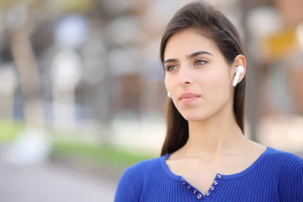 Serious Woman Wearing Earbud Listening Audio Standing Street — Stock Photo, Image