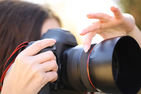 Närbild Porträtt Fotograf Hand Justera Fokus Manuellt Fotografering Utomhus — Stockfoto