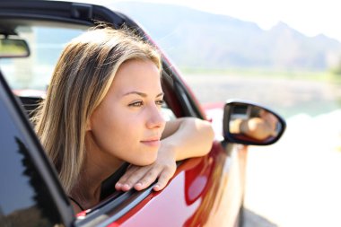 Güzel araba sürücüsü doğaya bakıyor.